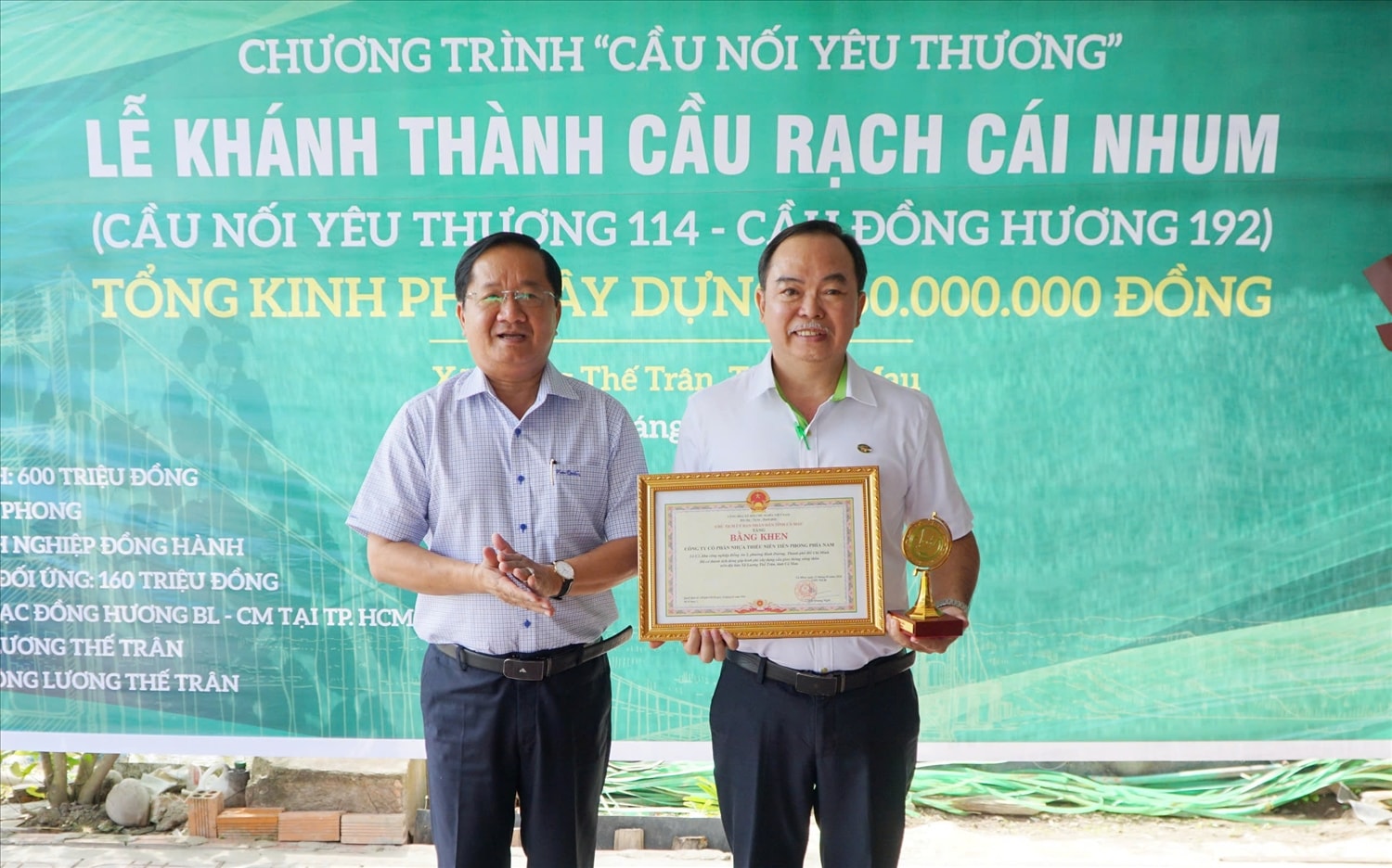 Ông Lê Thanh Triều, Phó Chủ tịch Thường trực Ủy ban MTTQ Việt Nam tỉnh Cà Mau, trao Bằng khen cho Công ty Cổ phần Nhựa Thiếu niên Tiền Phong phía Nam đã có thành tích đóng góp xây dựng cầu giao thông nông thôn trên địa bàn xã Lương Thế Trân