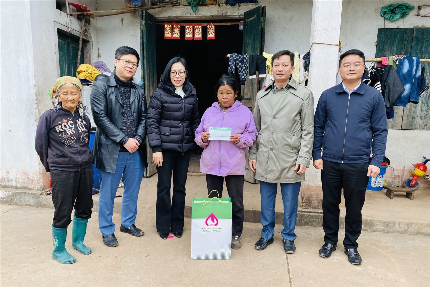 Lãnh đạo xã Kỳ Thượng trao quà Tết cho các gia đình chính sách, hộ khó khăn, góp phần giúp đón Tết đầm ấm, đủ đầy