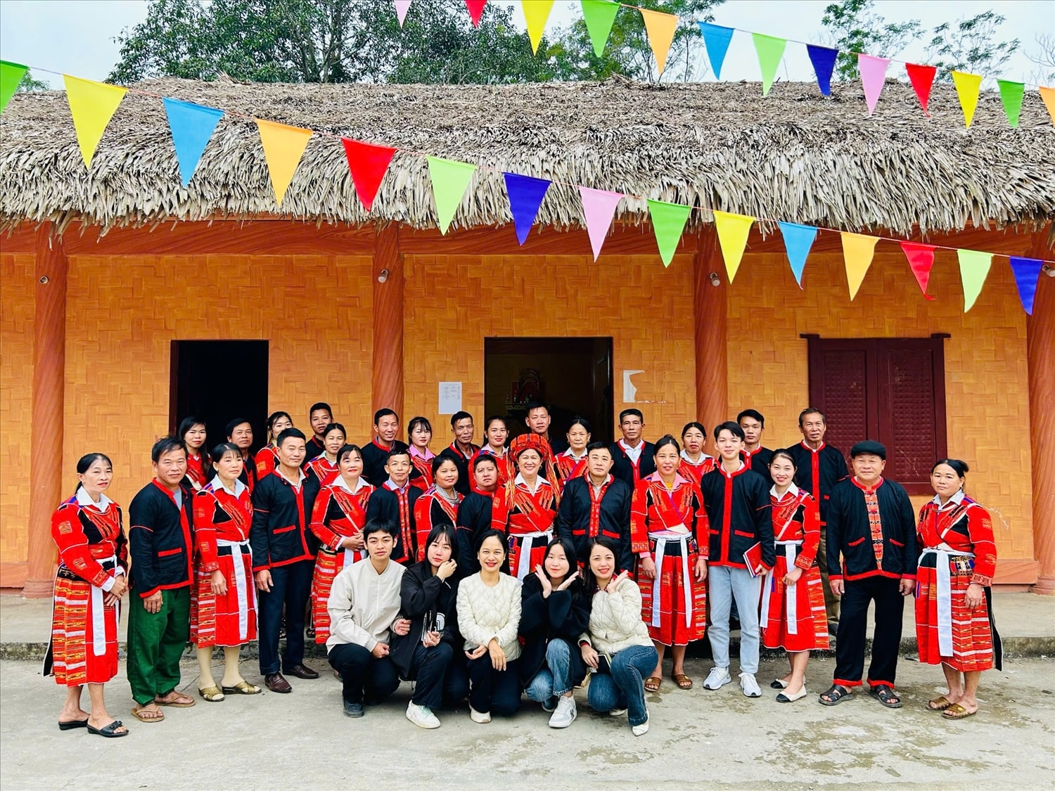 Hoàng Văn Hiếu cùng nhóm nghiên cứu của mình tại buổi thu thập tư liệu phục vụ nghiên cứu khoa học