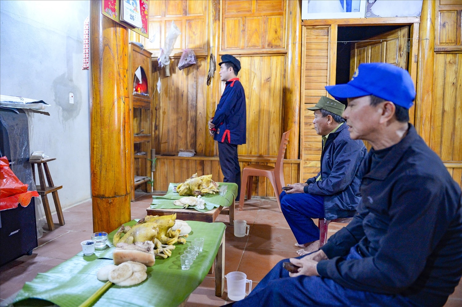Nghi lễ cúng Tết năm cùng do 3 thầy cúng thông thạo tiếng Dao cổ hành lễ