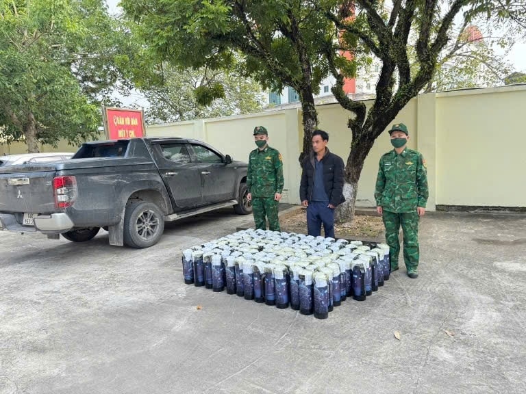 Đồn Biên phòng cửa khẩu quốc tế Móng Cái bắt giữ vụ vận chuyển trái phép khí cười số lượng lớn