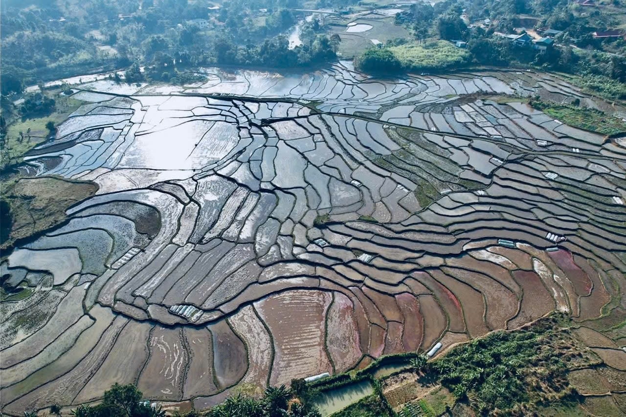 Những thửa ruộng vùng cao xã Mường Quàng đã làm xong đất - Ảnh: Hồ Phương