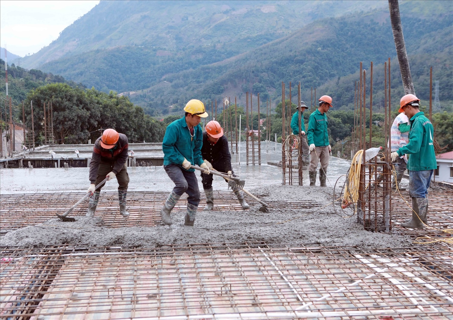 Không khí thi công khẩn trương trên công trình Trường Phổ thông nội trú liên cấp Tiểu học và THCS xã Phong Thổ (ảnh Trọng Bảo)