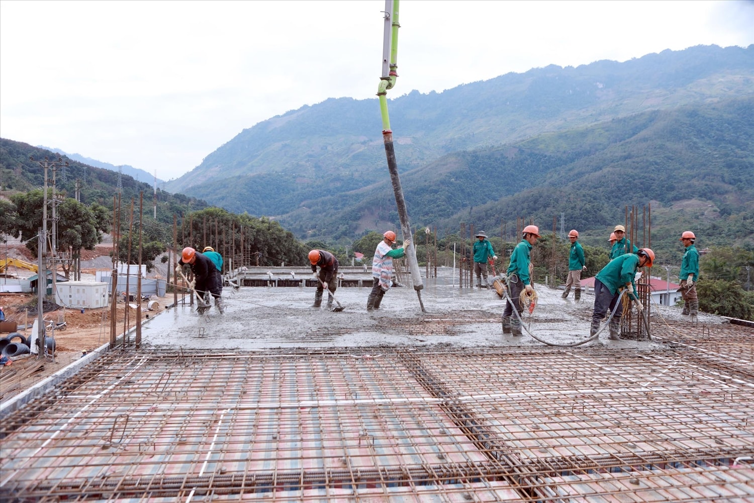 Để bảo đảm tiến độ, nhà thầu đang tổ chức thi công 3 ca (ảnh Trọng Bảo)