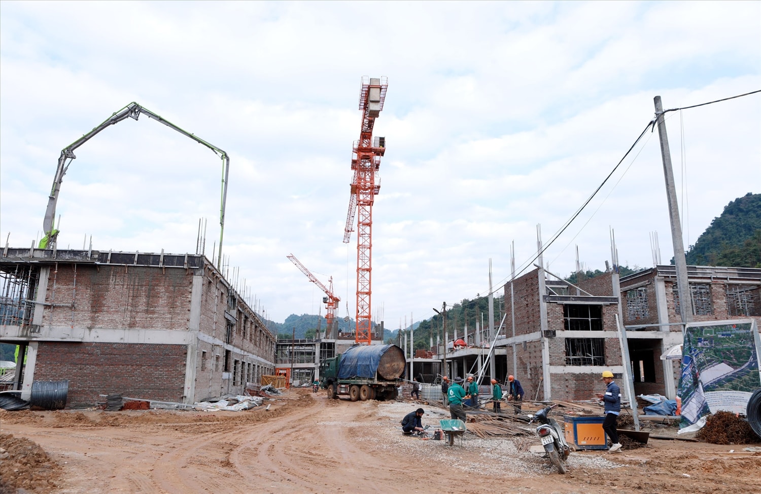 Nhà thầu tăng cường máy móc, thiết bị hiện đại phục vụ cho thi công công trình (ảnh Trọng Bảo)