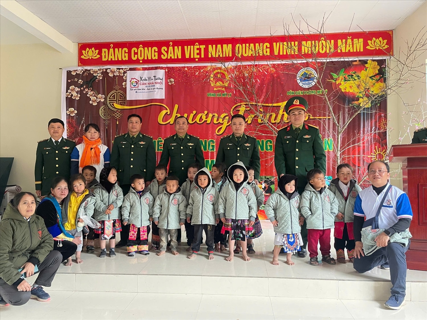 Ban Tổ chức Chương trình tặng áo ấm cho các em học sinh