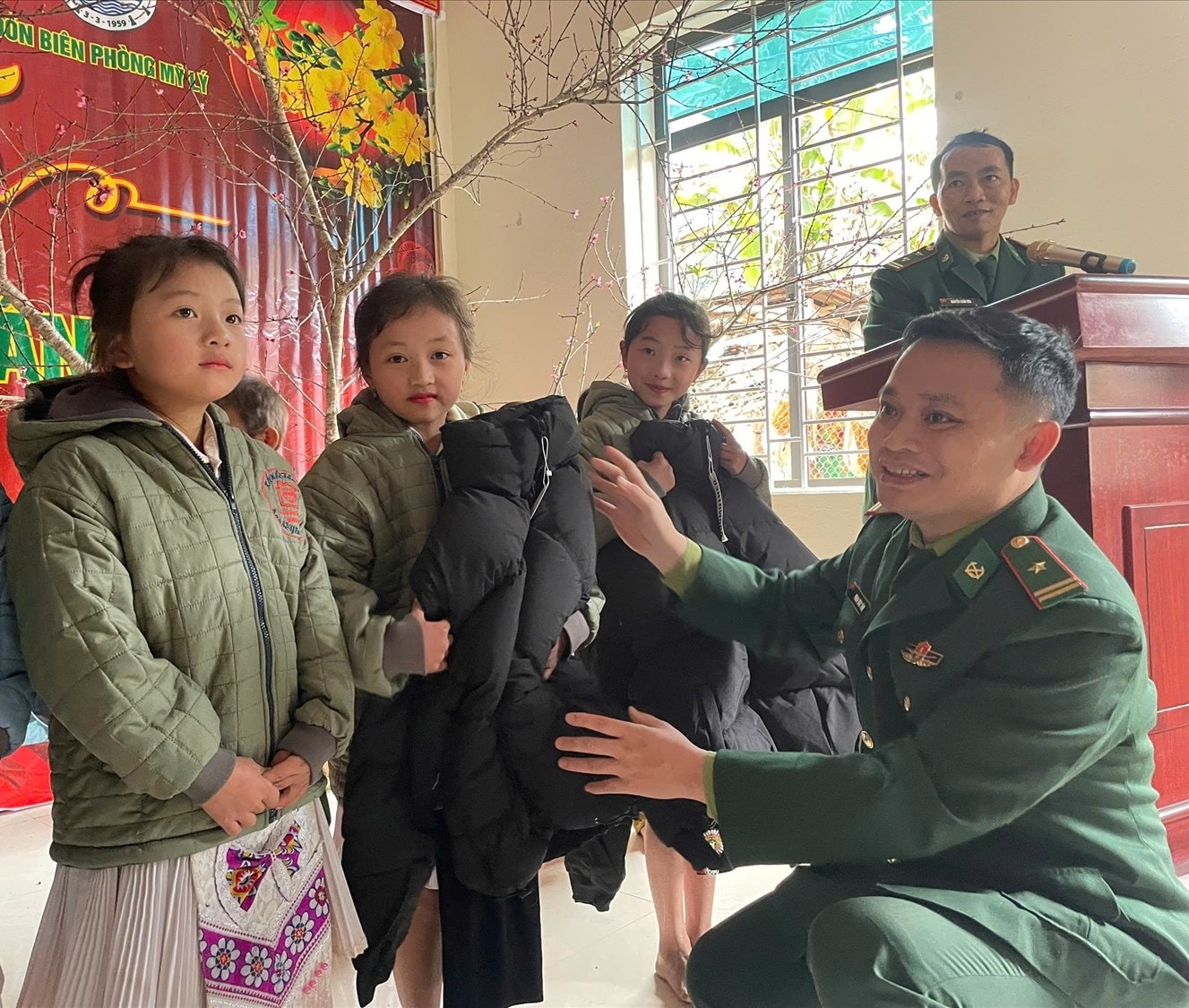 Ban Tổ chức Chương trình tặng áo ấm cho các em học sinh.