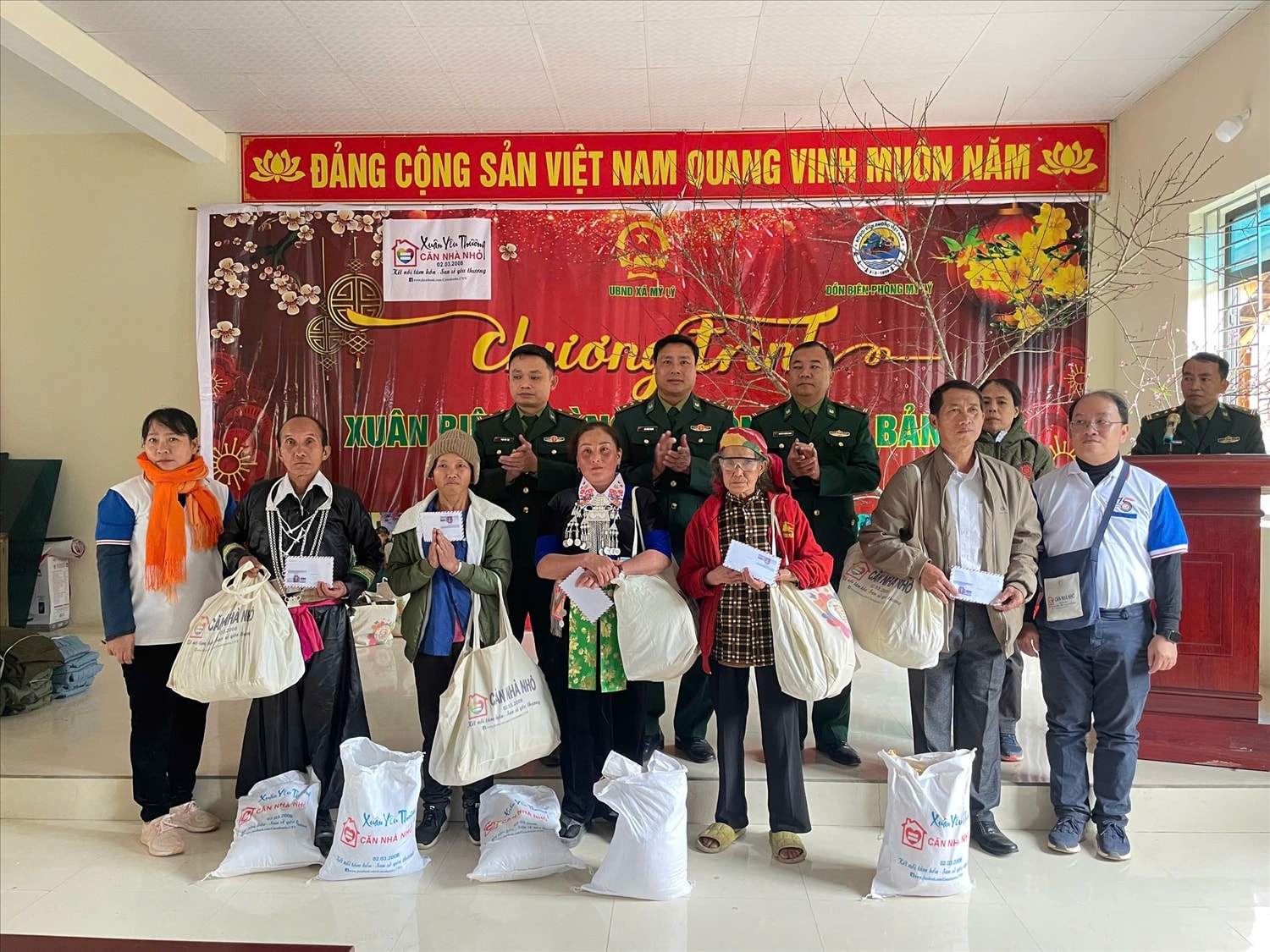 Ban Tổ chức Chương trình tặng quà Tết cho 100% hộ dân bản Nhọt Lợt