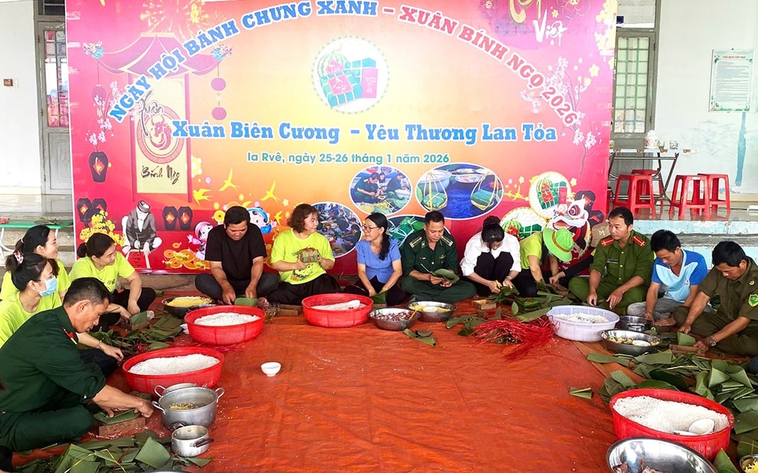 Hoạt động gói bánh chưng xanh tại trường Mầm non Thiên Nga