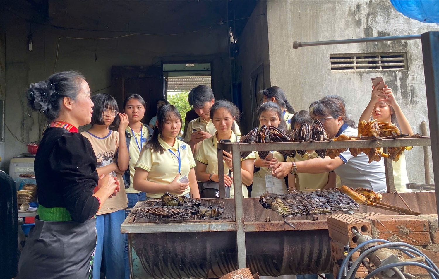 Các trại sinh Hạ xanh trải nghiệm văn hóa và ẩm thực dân tộc Thái, xã Hòa Phú