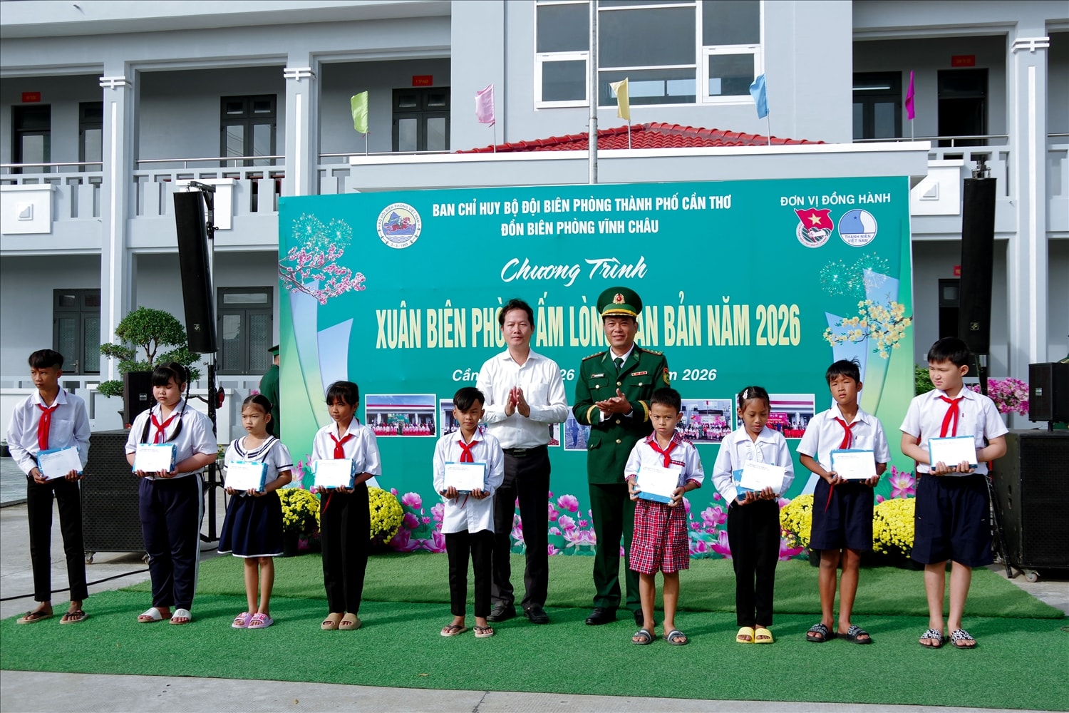 Lãnh đạo Phòng Chính trị Ban chỉ huy BĐBP TP Cần Thơ và phường Vĩnh Châu trao tặng học bổng cho các em học sinh có hoàn cảnh khó khăn.
