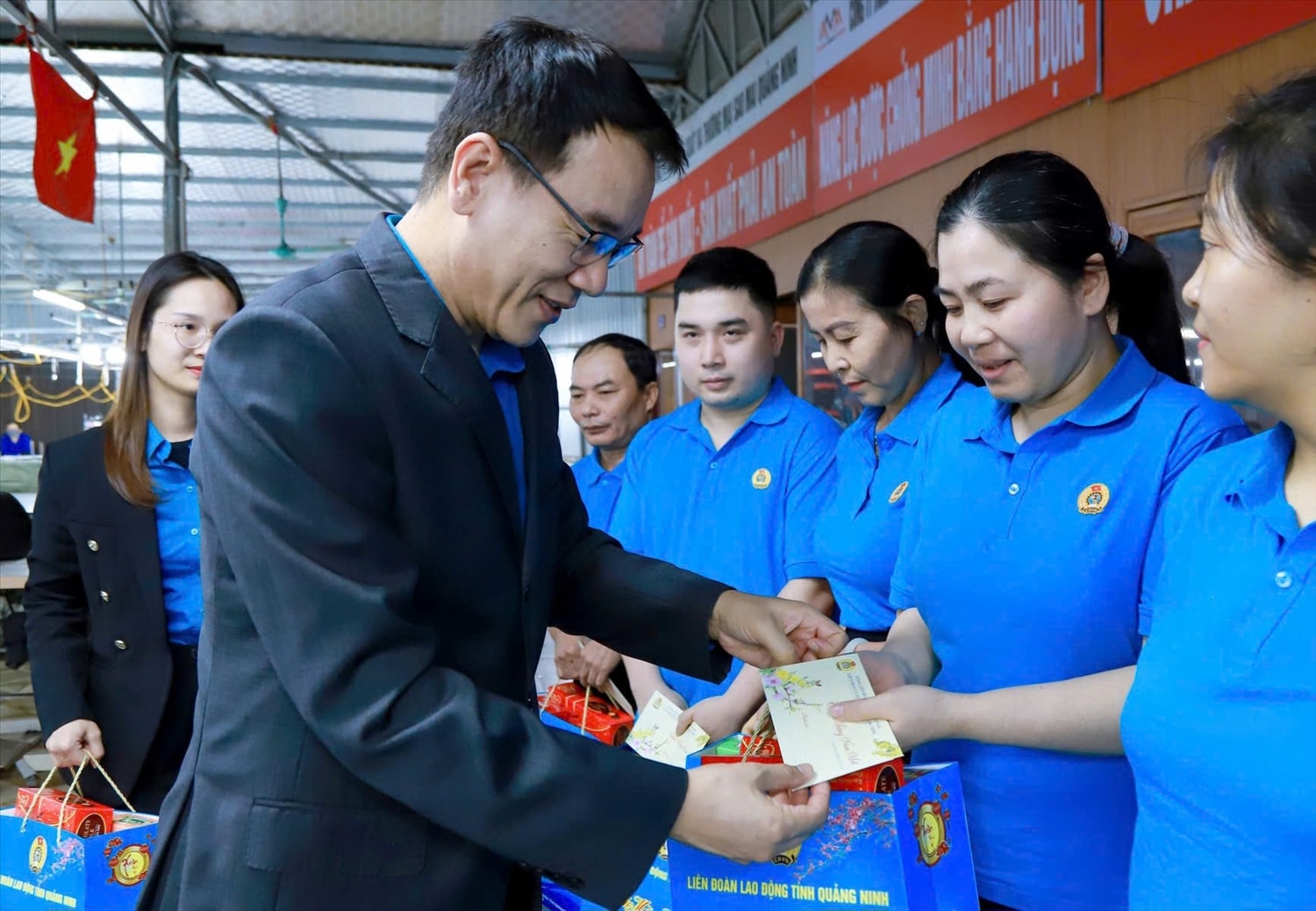 Chủ tịch LĐLĐ tỉnh Tô Xuân Thao tặng quà Tết năm 2026 cho công nhân Công ty TNHH Sản xuất và thương mại Sao Mai Quảng Ninh