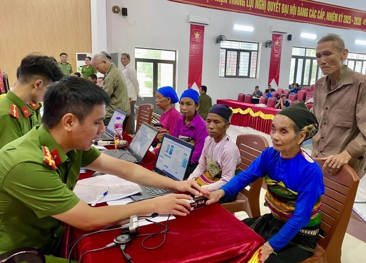 Công an Thanh Hóa thu nhận mẫu ADN của thân nhân liệt sĩ phục vụ phân tích, xác định danh tính hài cốt liệt sĩ.
