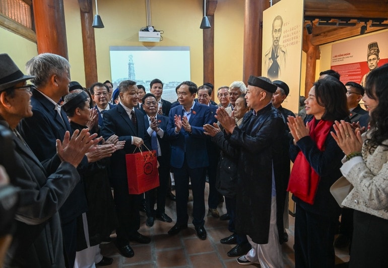 Chủ tịch Quốc hội Trần Thanh Mẫn với Ban Quản lý và Nhân dân tại Khu lưu niệm Trưởng Ban Thường trực Quốc hội Bùi Bằng Đoàn. (Ảnh: DUY LINH)