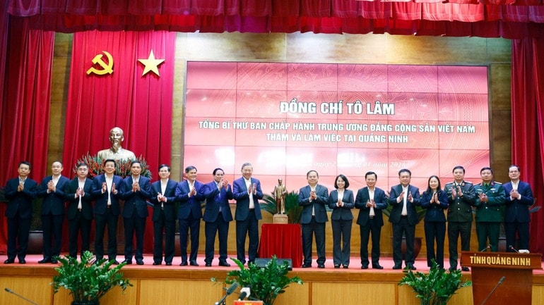 Tổng Bí thư Tô Lâm tặng bức tượng Chủ tịch Hồ Chí Minh cho tỉnh Quảng Ninh. (Ảnh: Thống Nhất/TTXVN)
