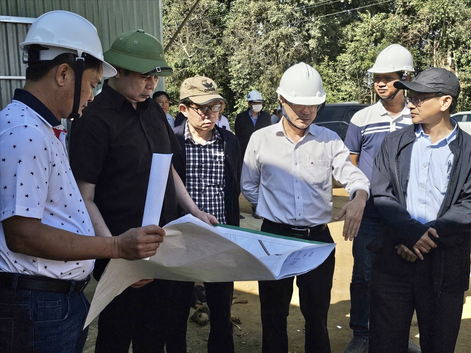 Phó Chủ tịch UBND tỉnh Lâm Hải Giang (thứ 2 từ trái sang) kiểm tra tiến độ thực hiện dự án Trường Phổ thông nội trú liên cấp xã Ia Púch