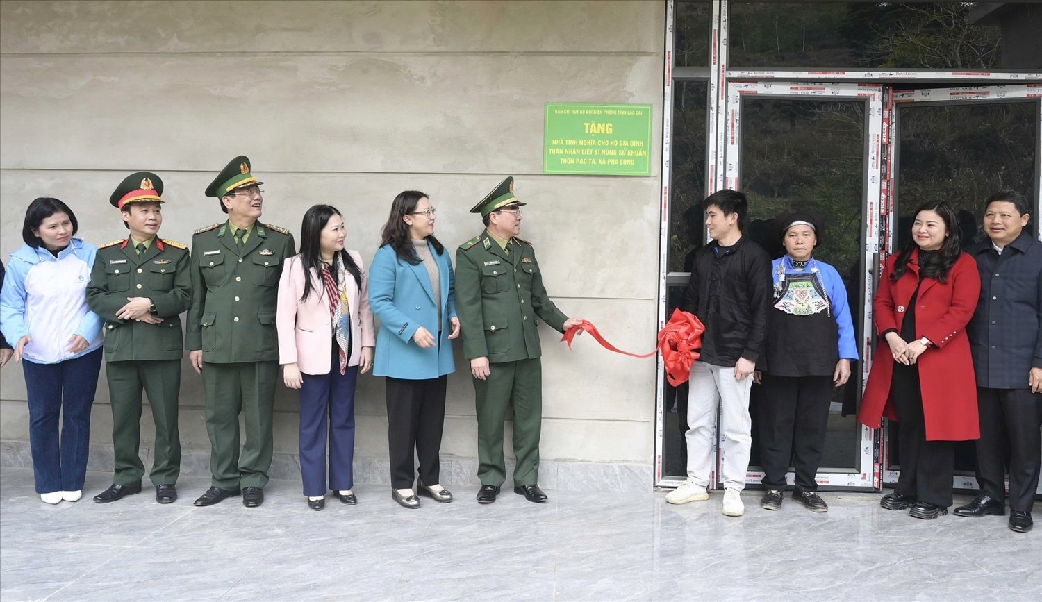 Khánh thành và bàn giao nhà tình nghĩa cho hộ gia thân nhân liệt sỹ trên địa bàn xã Pha Long (ảnh Trọng Bảo)