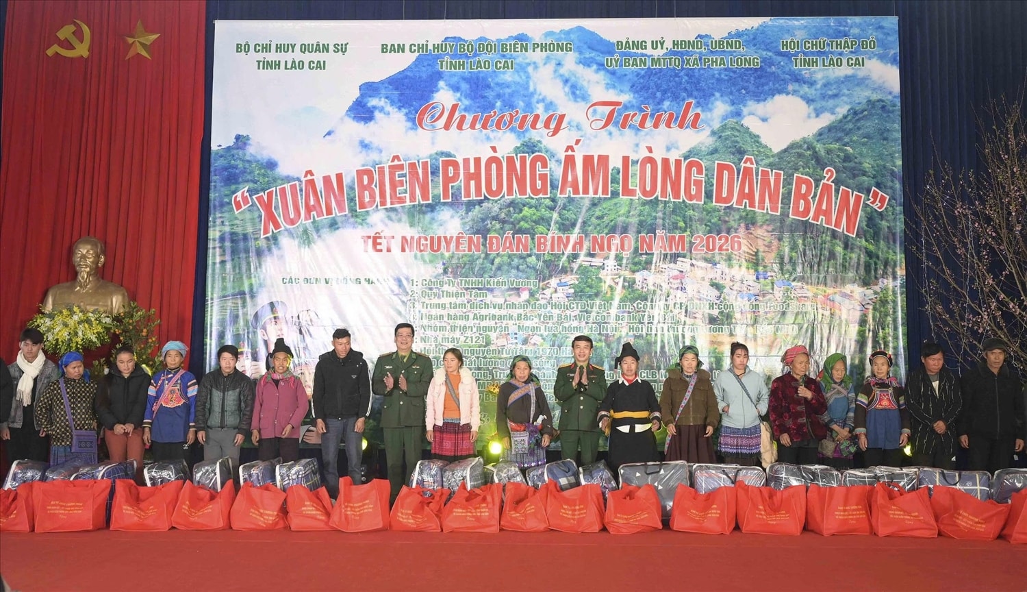 Hàng nghìn xuất quà tết đã được trao tặng cho  các hộ gia đình chính sách, hộ nghèo, gia đình có hoàn cảnh đặc biệt khó khăn (ảnh Trọng Bảo)