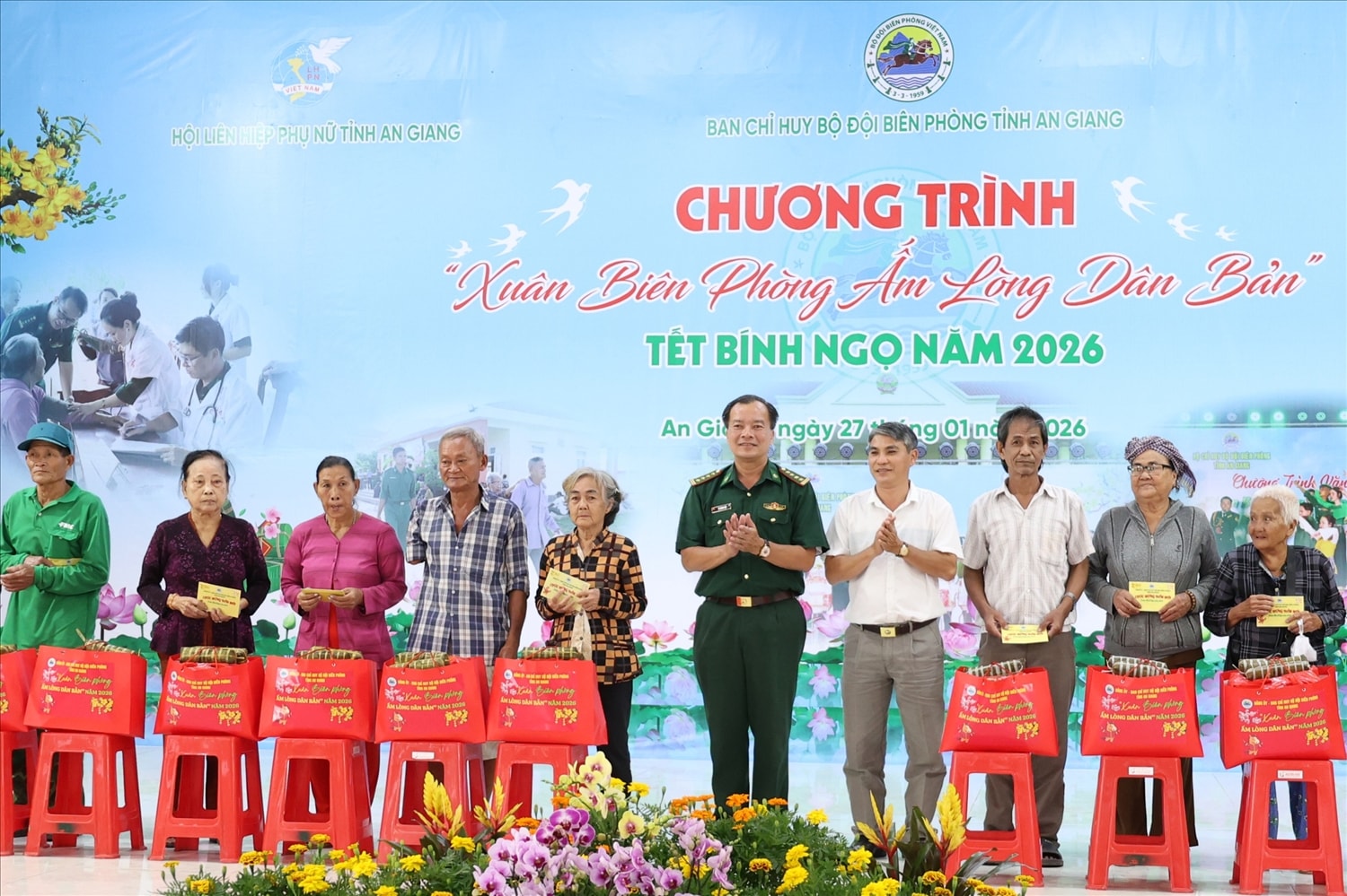 Tặng quà cho các hộ dân có hoàn cảnh khó khăn,