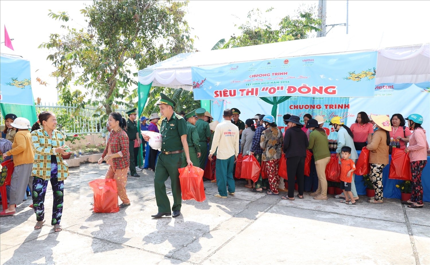 Siêu thị “0 đồng”, hỗ trợ bà con gạo và các nhu yếu phẩm thiết yếu