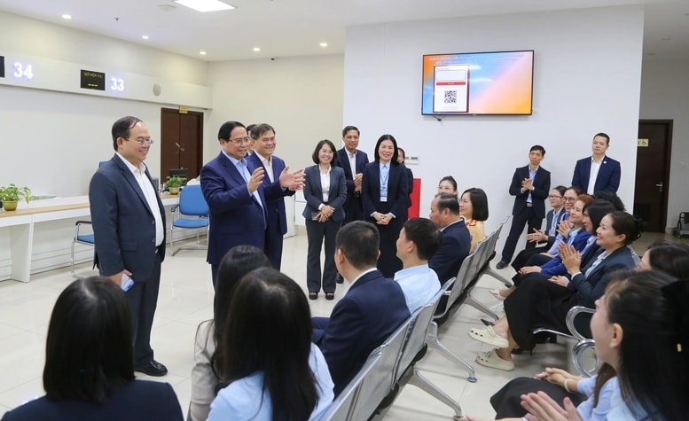 Thủ tướng Chính phủ Phạm Minh Chính động viên cán bộ, công chức, viên chức, người lao động làm việc tại Trung tâm phục vụ hành chính công tỉnh Quảng Ninh - Ảnh: VGP/Nhật Bắc