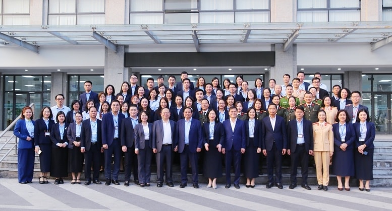 Thủ tướng Chính phủ và các đại biểu chụp ảnh lưu niệm tại Trung tâm phục vụ hành chính công tỉnh Quảng Ninh - Ảnh: VGP/Nhật Bắc