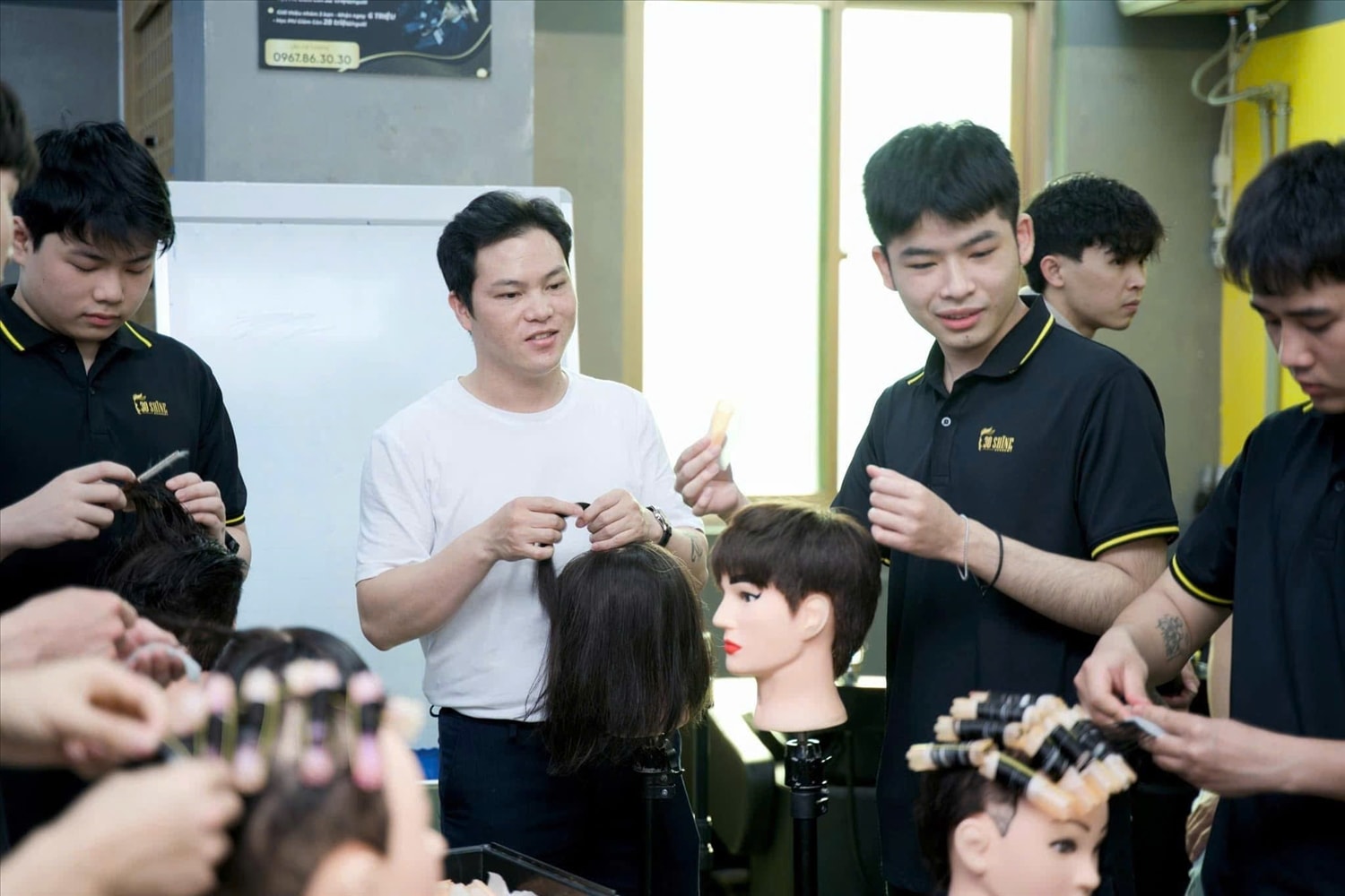 Chàng trai Mông sửa ngọng thành ông chủ Barber cùng tinh thần vượt khó với trái tim giàu lòng nhân ái