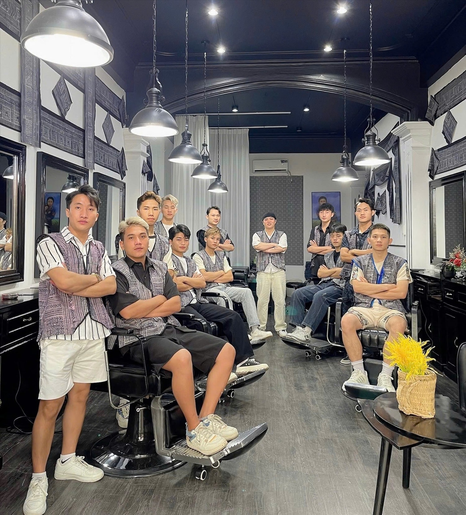 Anh Thào A Chống cùng các học viên là người dân tộc Mông