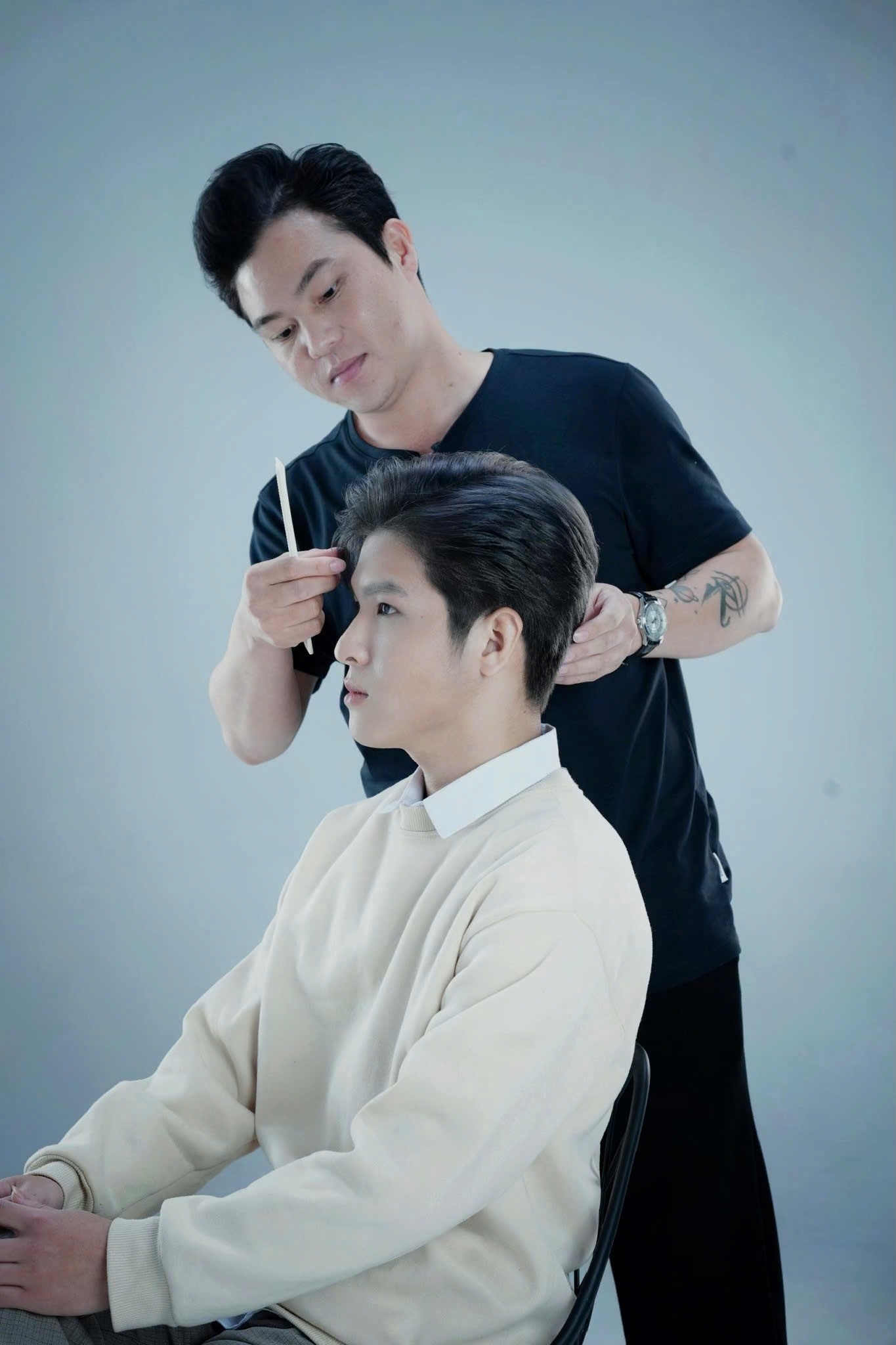 Hiện tại, Thào A Chống đã là chủ của 2 cơ sở cắt tóc nam tại Hà Nội. Nhưng điều đặc biệt nhất ở tiệm của anh không phải là những kiểu tóc thời thượng, mà là đội ngũ nhân sự: 100% thợ là người dân tộc Mông có hoàn cảnh khó khăn.