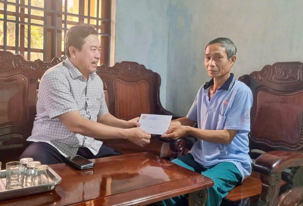 Ủy viên Ban Thường vụ Tỉnh ủy, Phó Chủ tịch Thường trực Ủy ban MTTQ Việt Nam tỉnh Đắk Lắk Trần Hữu Thế tặng quà Người có uy tín