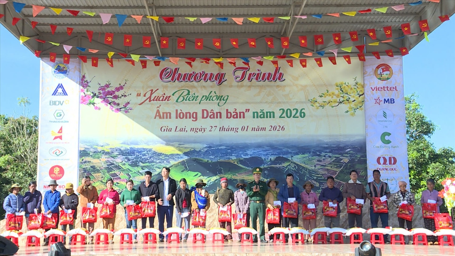 Ban tổ chức tặng quà cho các hộ nghèo, gia đình chính sách, hộ có hoàn cảnh khó khăn xã Ia Púch