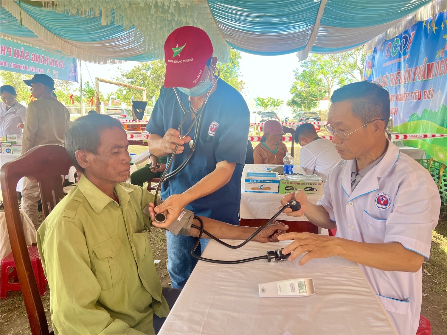 Các y, bác sĩ khám, tư vấn và cấp phát thuốc miễn phí cho bà con vùng biên giới Ia Púch