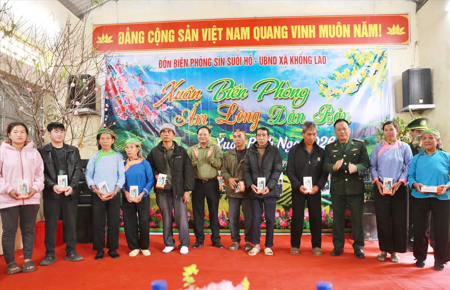 Lãnh đạo tỉnh Lai Châu trao điện thoại cho các hộ dân tại chương trình