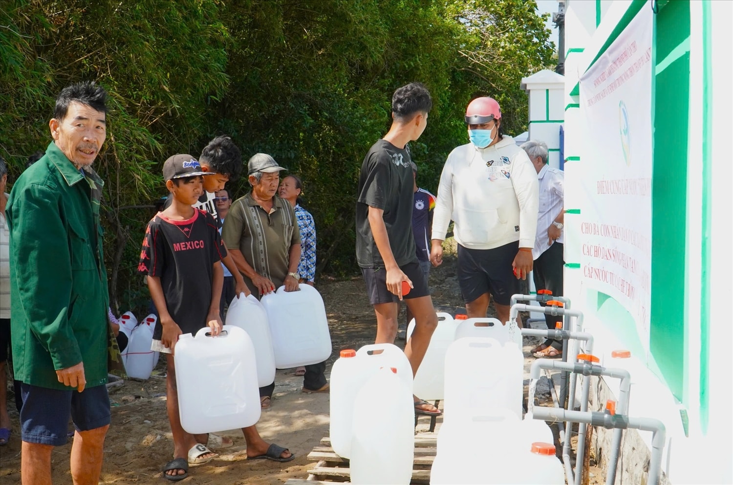 Người dân đến lấy nước tại các điểm cấp nước miễn phí. (Ảnh: Tuấn Quang)