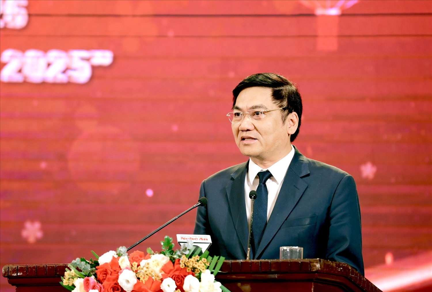 Phó Bí thư Thường trực Tỉnh ủy, Chủ tịch HĐND tỉnh, Trưởng ban Chỉ đạo Giải Búa liềm Vàng tỉnh Nghệ An Hoàng Nghĩa Hiếu phát biểu tại Chương trình