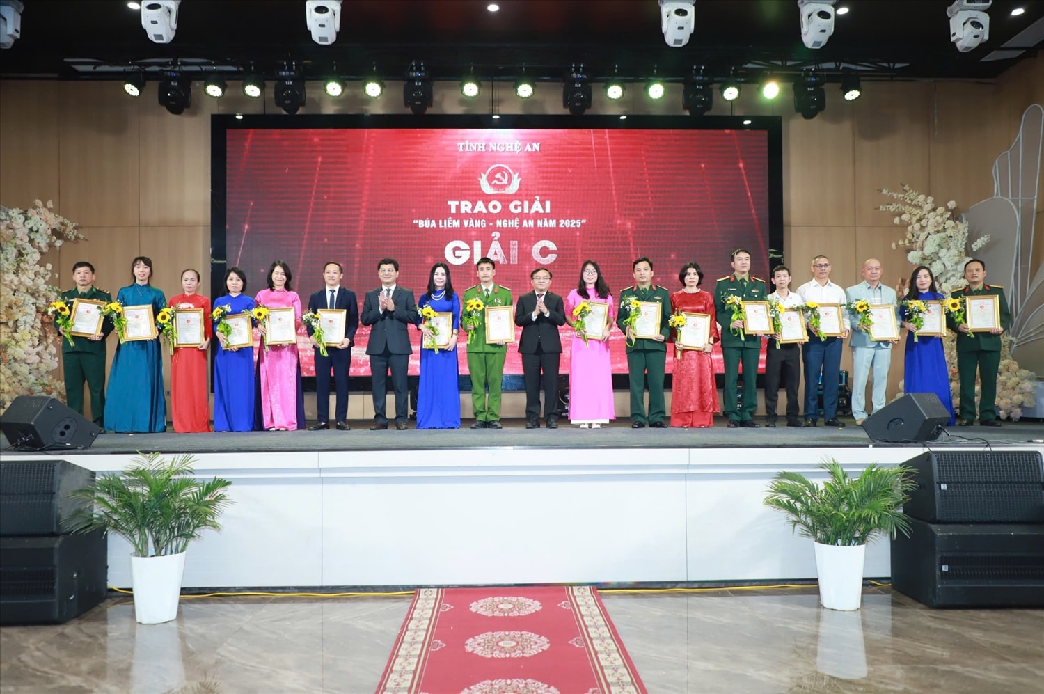 Phóng viên Báo VietNamNet Nguyễn Thanh Hải (thứ 4 từ trái sang) vinh dự nhận giải C với loạt bài 5 kỳ: “Nhìn lại thảm họa lũ lụt miền Tây Nghệ An”.