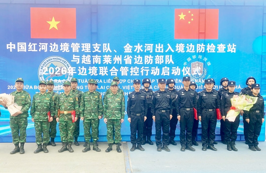 Hai đoàn chụp ảnh lưu niệm