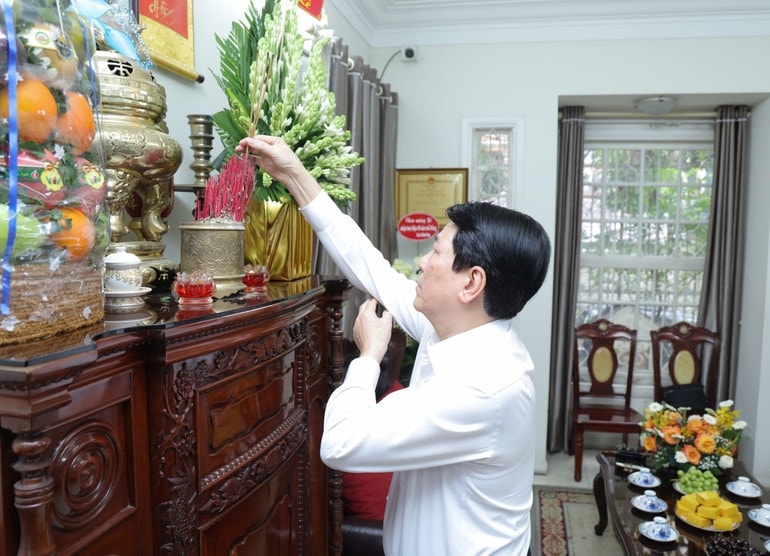 Chủ tịch nước Lương Cường dâng hương tưởng nhớ Tổng Bí thư Lê Duẩn. 