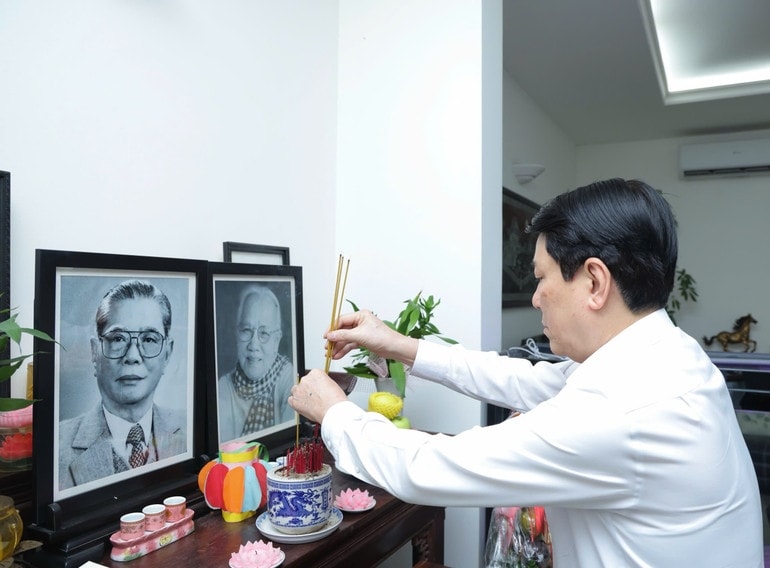 Chủ tịch nước Lương Cường dâng hương tưởng nhớ Tổng Bí thư Nguyễn Văn Linh. 