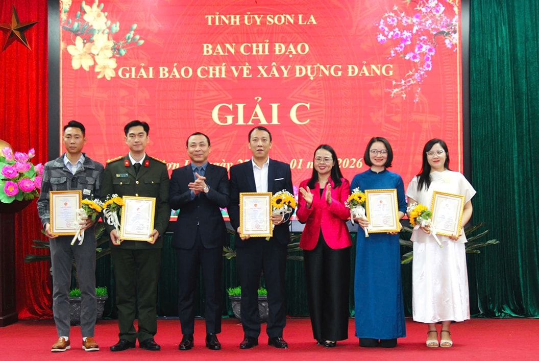 Trao giải cho các tác giả, nhóm tác giả đạt giải C
