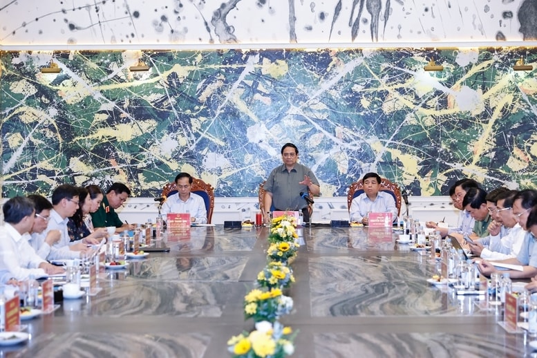 Thủ tướng Phạm Minh Chính chủ trì cuộc họp với các bộ ngành, địa phương để tiếp tục tháo gỡ các khó khăn, vướng mắc trong triển khai các dự án phục vụ APEC - Ảnh: VGP/Nhật Bắc