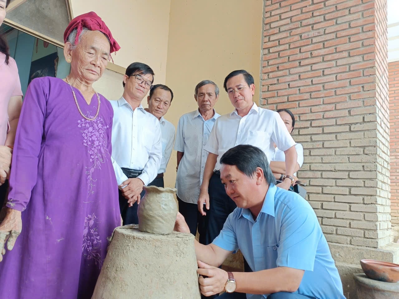 Nghệ thuật làm gốm của người Chăm đã được UNESCO ghi danh vào Danh sách di sản văn hóa phi vật thể cần bảo vệ khẩn cấp. (Ảnh: L.P)