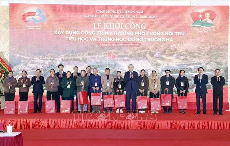 Tổng Bí thư Tô Lâm tặng quà cho gia đình chính sách, người có công tại xã Trường Hà - Ảnh: TTXVN