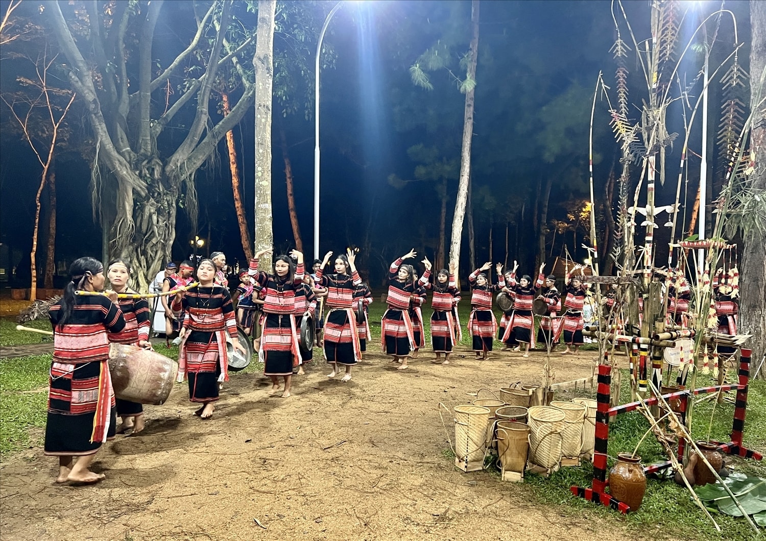 Đội Cồng chiêng nữ làng Leng (xã Tơ Tung) tạo ấn tượng bởi lối chơi chiêng mềm mại, nhịp nhàng trong các buổi trình diễn