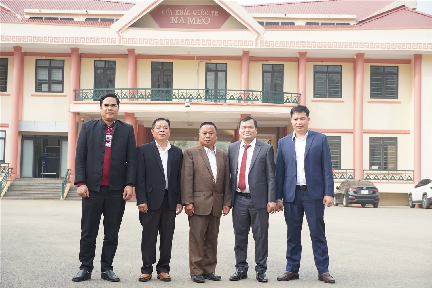 Lãnh đạo hai Đoàn chụp ảnh lưu niệm, thể hiện tình đoàn kết, hữu nghị Việt Nam – Lào.