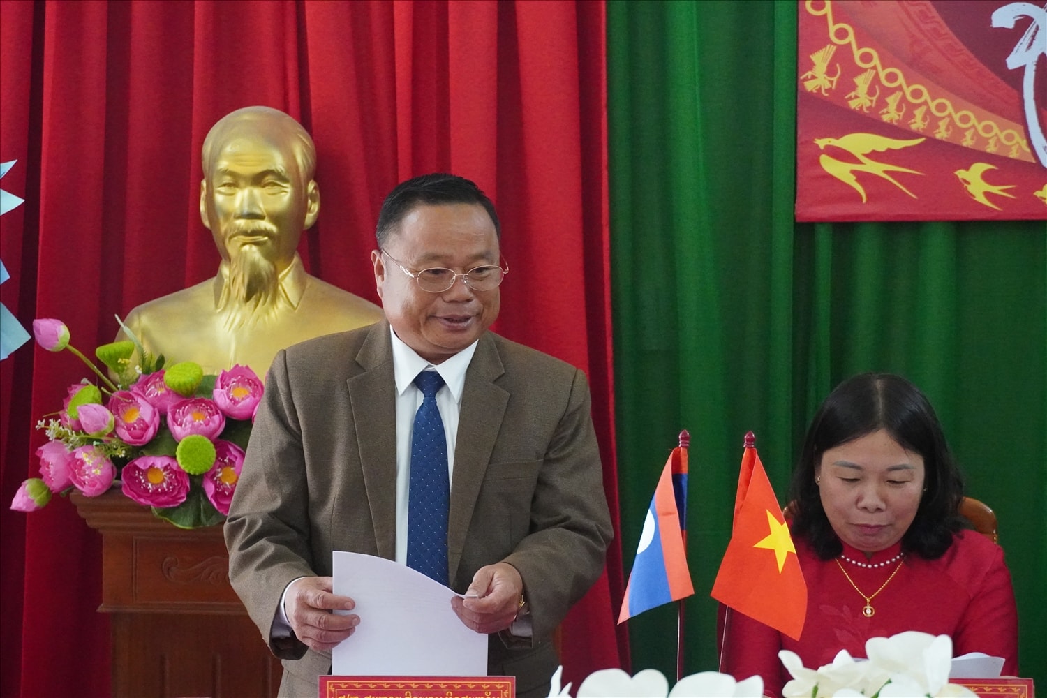 Ông  Sinh Phon Thit Sa Văn, Phó Bí thư Huyện ủy huyện Viêng Xay phát biểu chúc Tết Đảng bộ, chính quyền và Nhân dân xã Sơn Thủy.