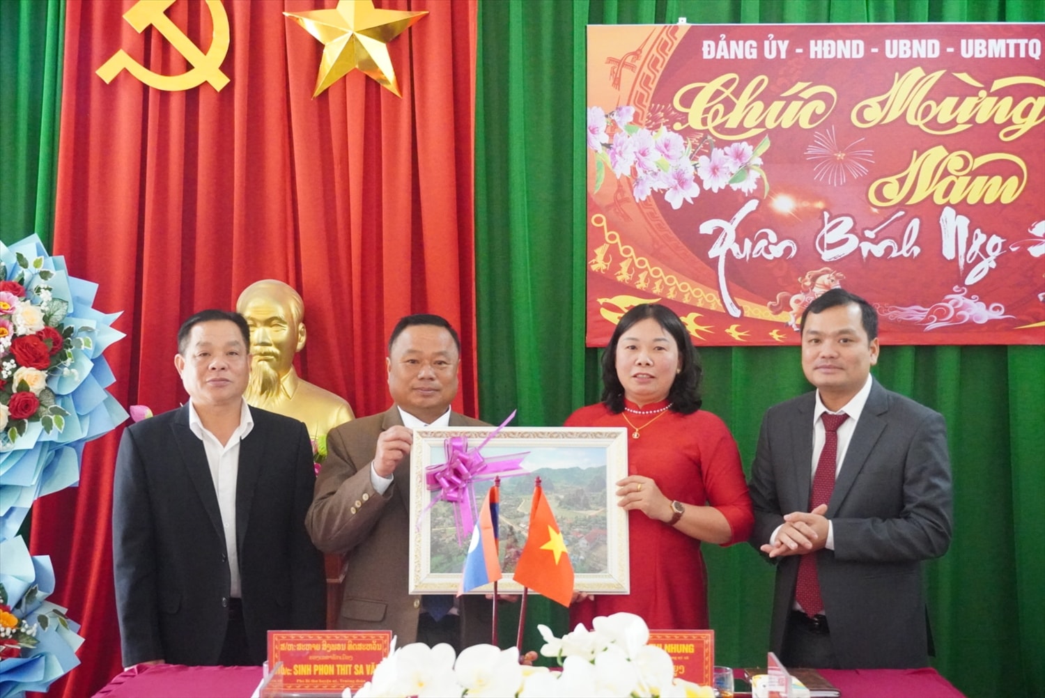 Lãnh đạo hai địa phương trao quà, chúc mừng năm mới.