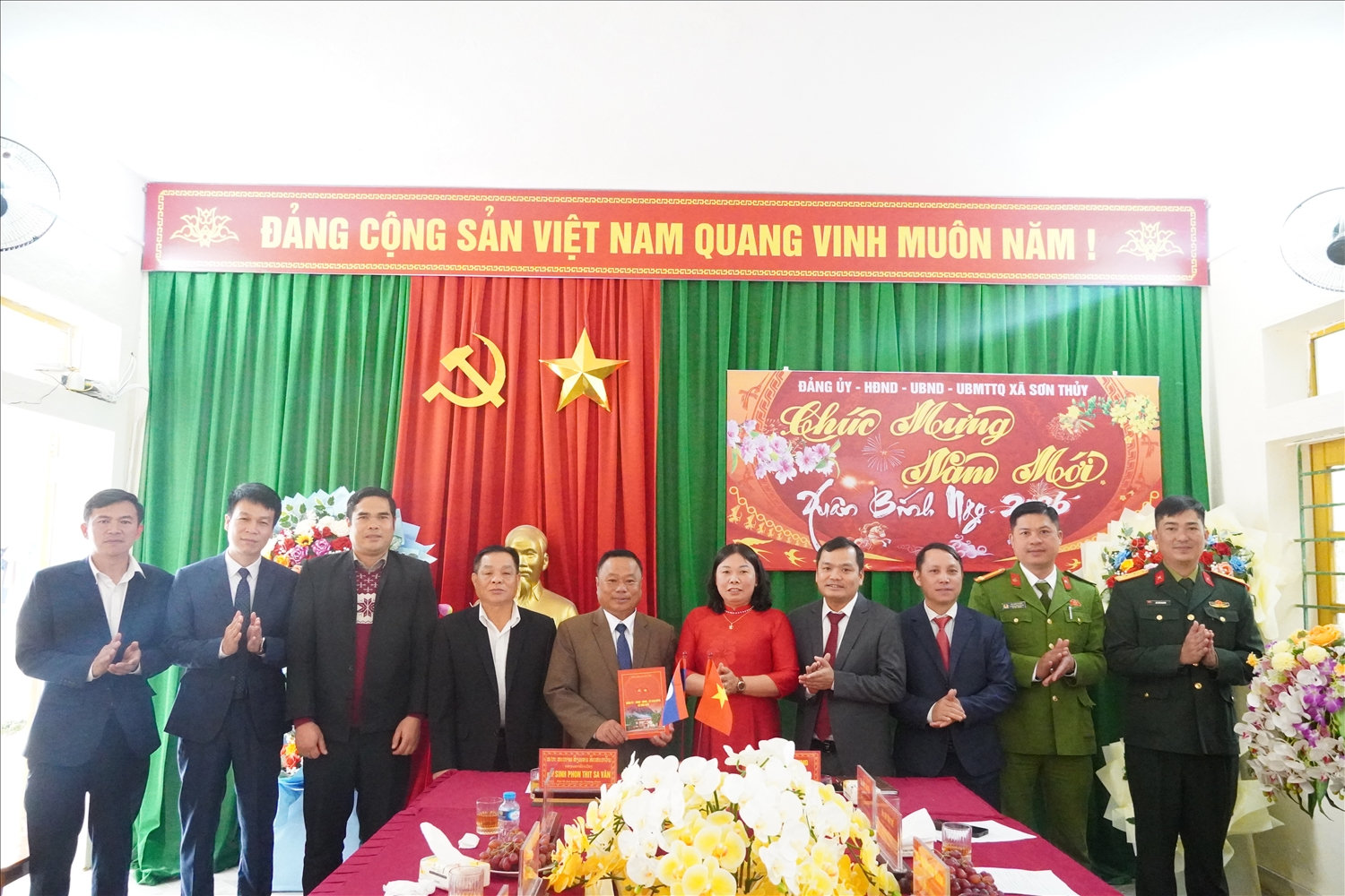 Thắm tình hữu nghị Việt - Lào trong chuyến thăm, chúc Tết tại Sơn Thủy 