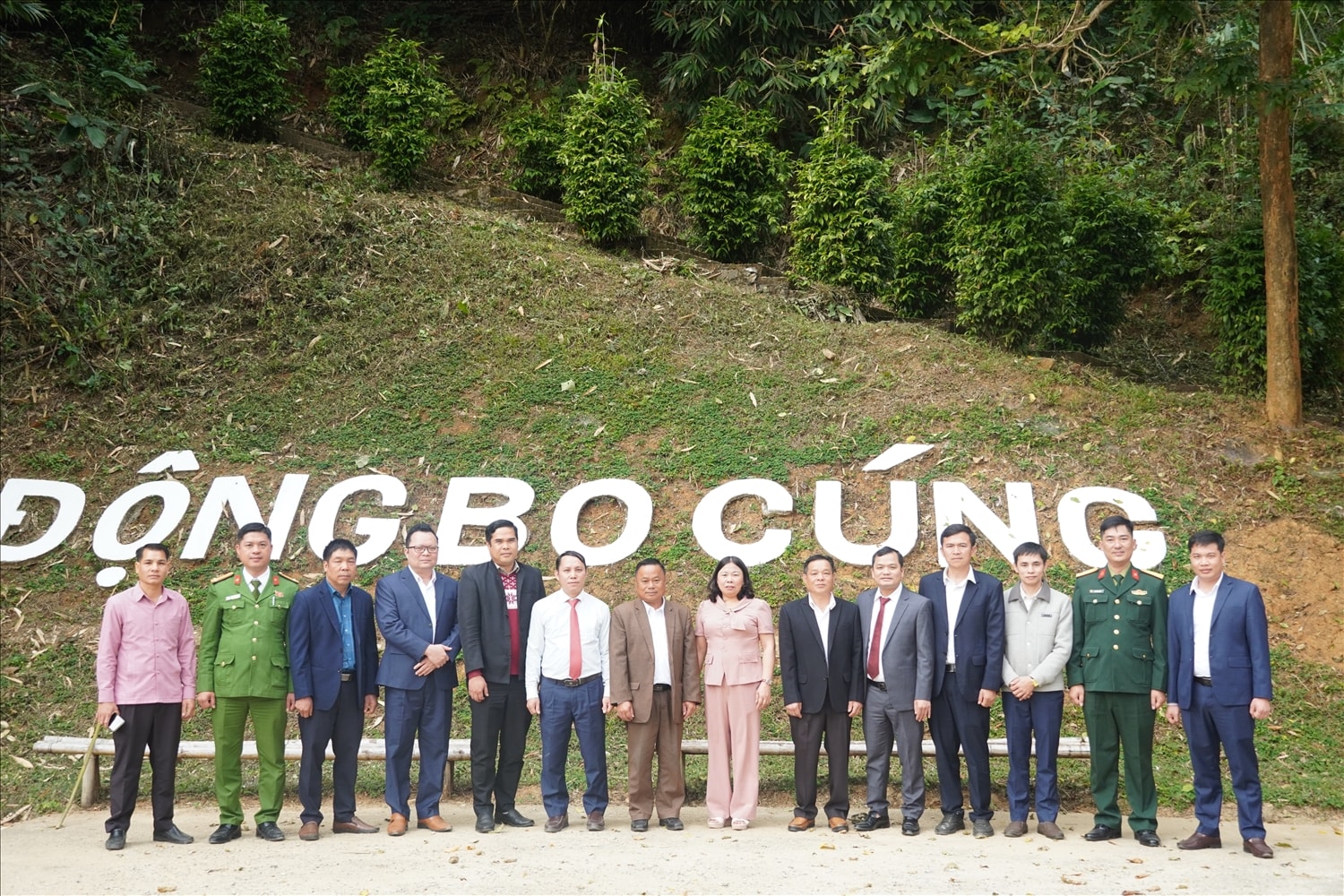 Đoàn đại biểu huyện Viêng Xay tham quan động Bo Cúng, thắng cảnh tiêu biểu của xã Sơn Thủy.