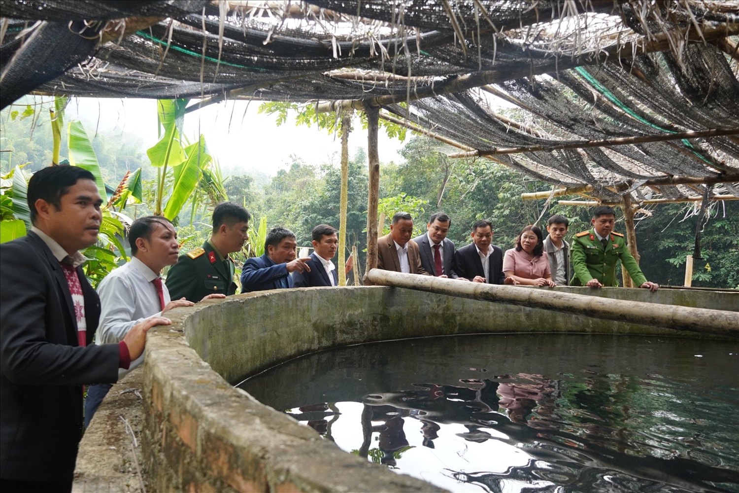 Đoàn thăm mô hình nuôi cá tầm bên suối Xia, góp phần phát triển kinh tế địa phương.